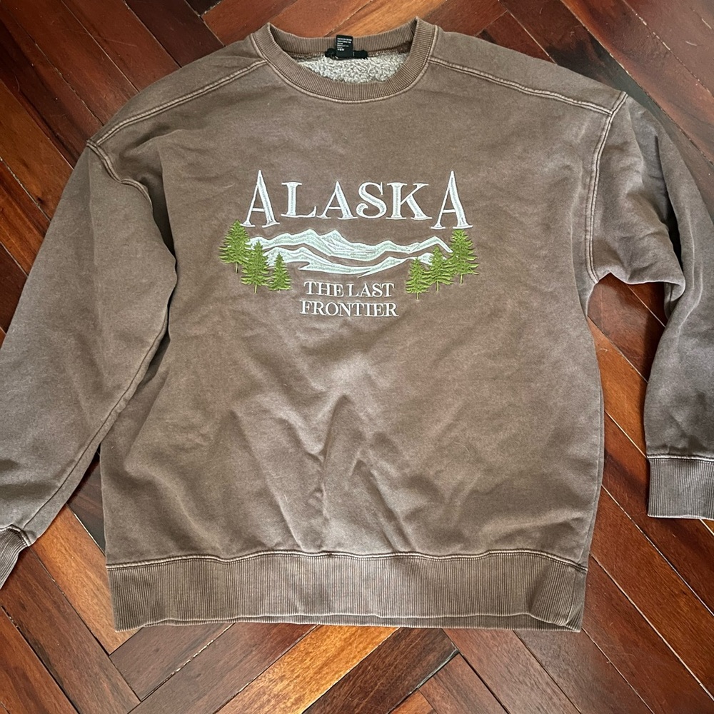Forever 21 Brown Oversize Alaska Crewneck Sweatshirt women’s size small